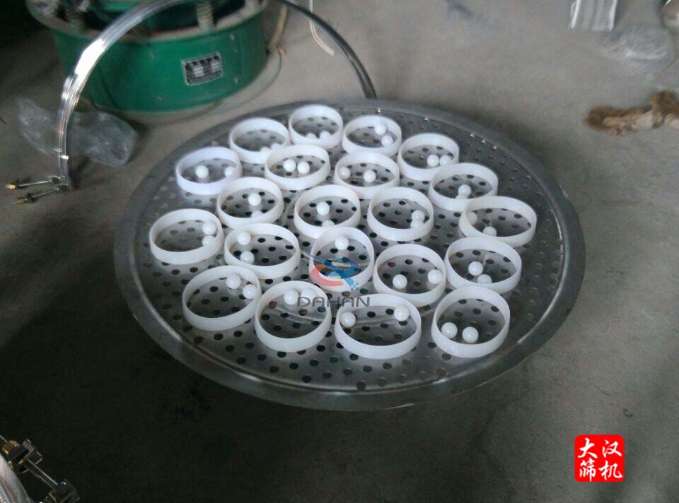 圓午夜人妻在线免费观看衝孔板上放彈跳球